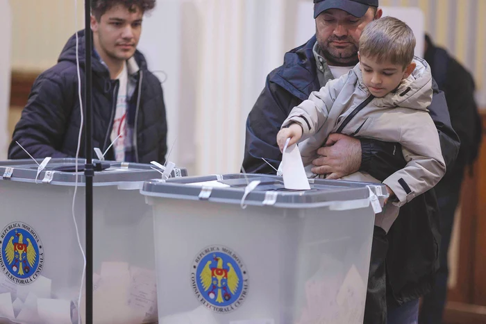 Unii părinţi au venit cu copiii la vot. FOTO: Inquamphotos