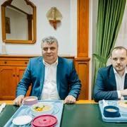 alexandru rogobete mancand ceea ce mananca si pacientii foto facebook png