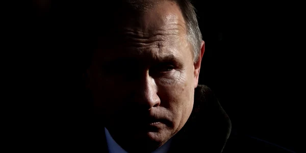 Preşedintele rus Vladimir Putin participă la o ceremonie la Mormântul Soldatului Necunoscut lângă Kremlin în timpul Zilei Apărătorilor Patriei în Moscova rusia FOTO EPA-EFE / Maxim Shipenkov