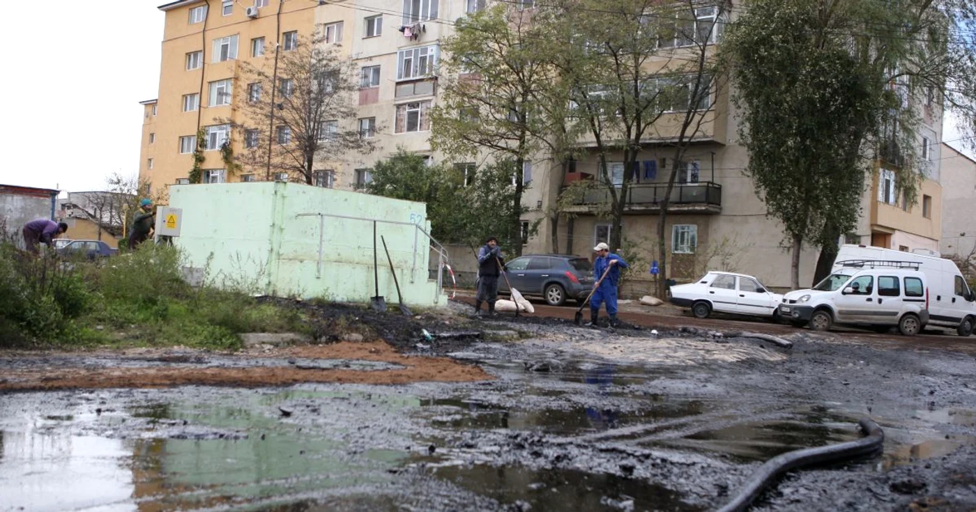 Păcura a ajuns la doar câţiva metri de locuinţe