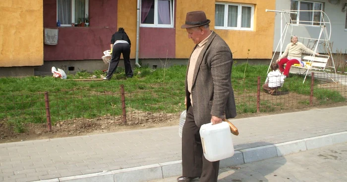 Ionel Florea este nevoit să-şi aducă apă în bidoane de plastic, de la un izvor