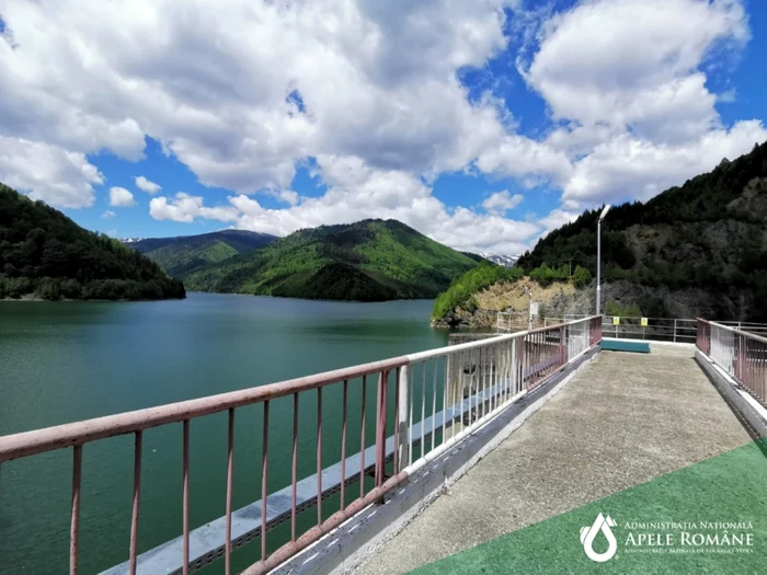 Barajul Rîuşor, construcţia pusă în anii 70-80 în calea apelor, întregeşte, împreună cu lacul de acumulare frumuseţea zonei turistice