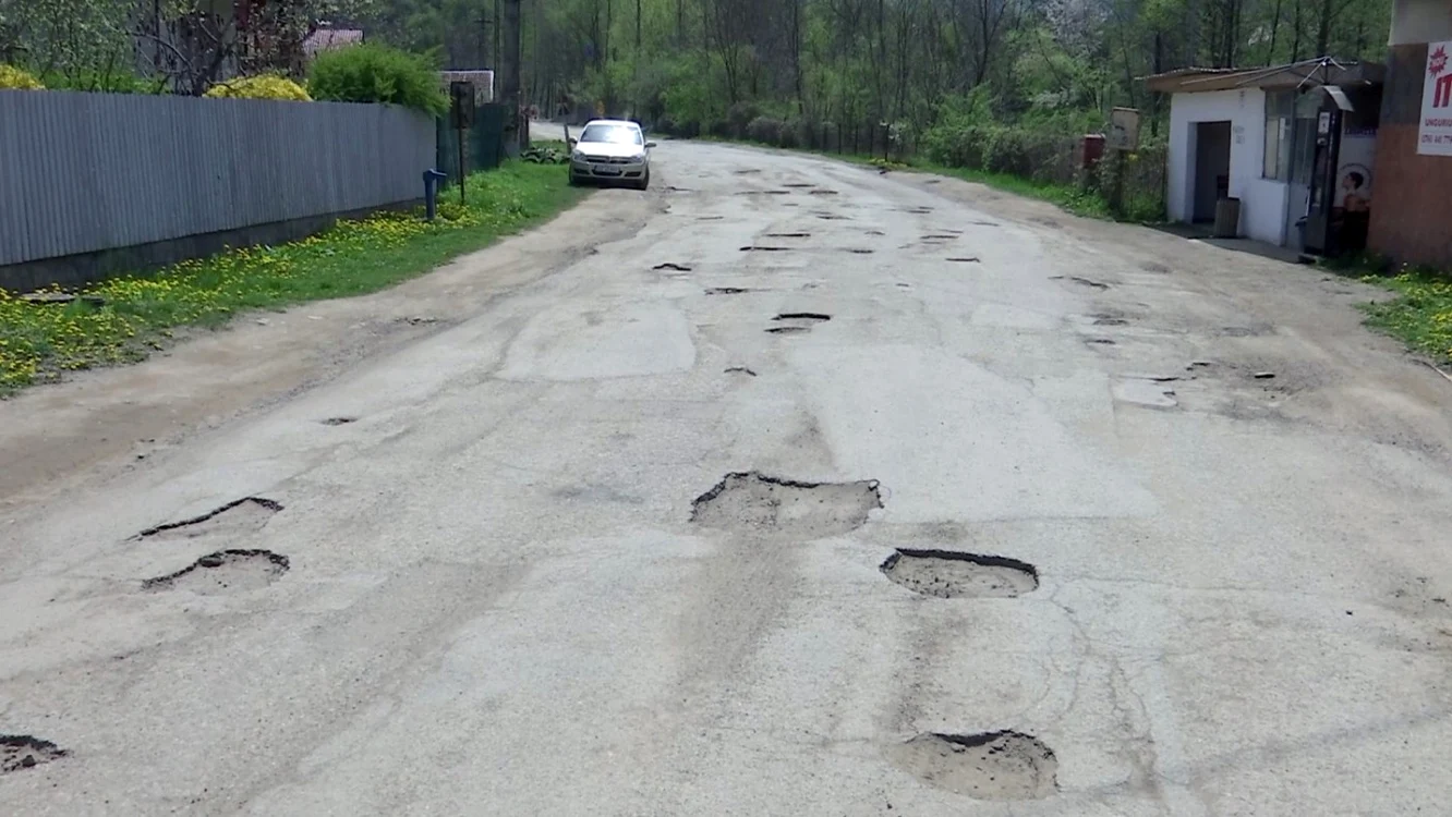 Aşa arată o parte din drumurile spre atracţiile turistice din Buzău