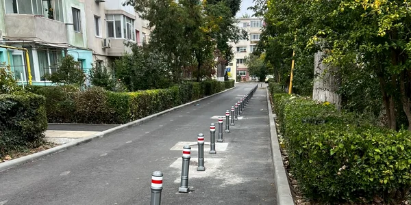 Un șir de stâlpișori ține loc de trotuar în Constanța. „Făcut pe low-budget și low-mind”