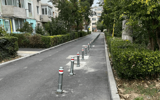 Un șir de stâlpișori ține loc de trotuar în Constanța. Amenajarea, ironizată de un consilier USR: „Făcut pe low-budget și low-mind”