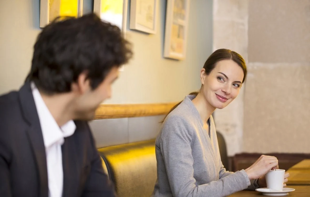 Ridicarea sprâcenei este un alt indiciu că femeia este deschisă pentru a cunoaşte mai bine un bărbat. FOTO menshealth.com/Shutterstock