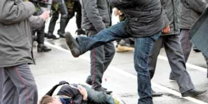 Scenă de la violenţele petrecute în capitala Bişkek