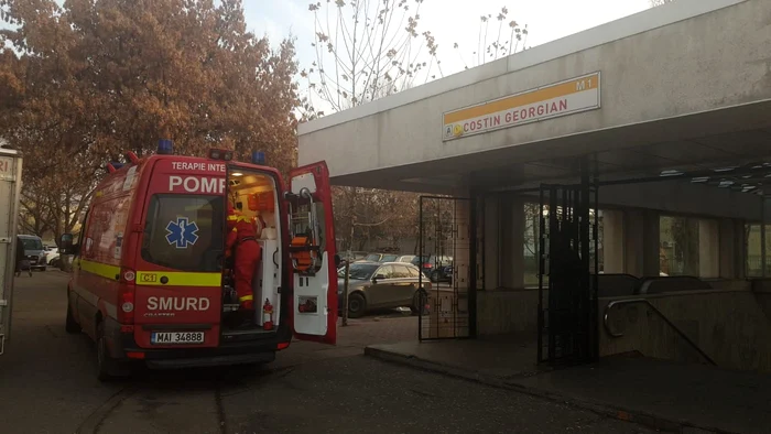 
    Echipajul sosit la faţa locului i-a acordat primele îmgrijiri medicale   