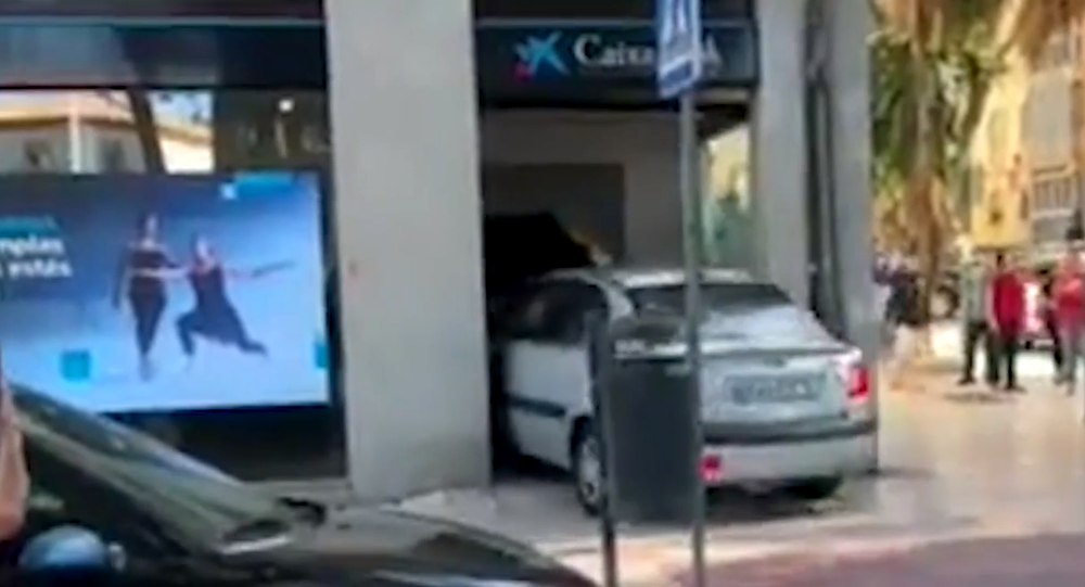 Furios că bancomatul nu îi dădea bani, un bărbat a intrat cu mașina în sediul băncii. Imaginile au devenit virale