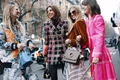 Tinere imbracate la moda - fashion - branduri de lux - haine FOTO Shutterstock 