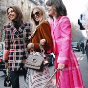 Tinere imbracate la moda - fashion - branduri de lux - haine FOTO Shutterstock