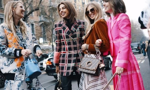 Tinere imbracate la moda - fashion - branduri de lux - haine FOTO Shutterstock 