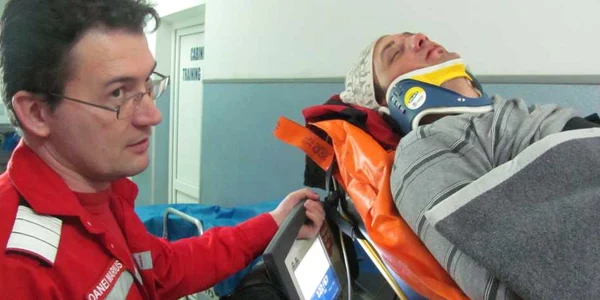 Alpinist utilitar ranit in munti dupa ce a intrat cu snowmobilul intr-un copac
