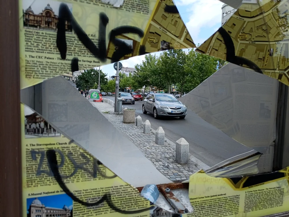 OnePlus Nord 2 5G geam spart masina centrul vechi Bucuresti imagine de zi