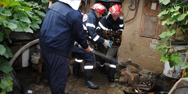 Incendiul a izbucnit din cauza neizolării corespunzătoare a coşului de fum.