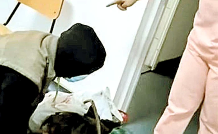 
    Bătrânul se plânge  că nu se poate ridica,  în timp ce un cadru  medical îi dă doar indicaţii  