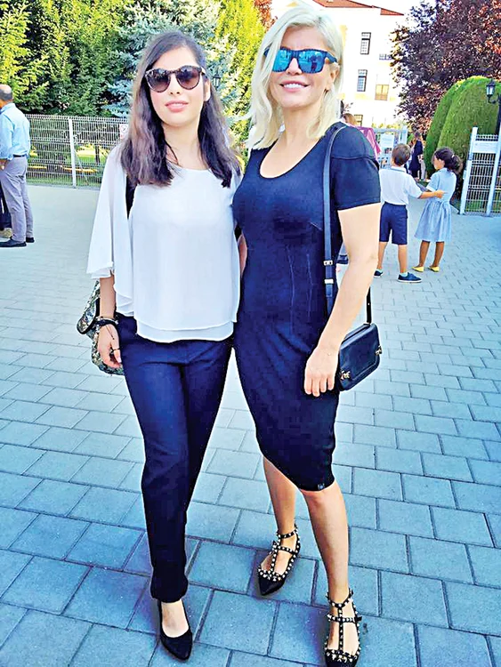Elena, fiica Loredanei Groza, a mers și  ea ieri la International British School of  Bucharest. Este în clasa a XII-a, iar taxa  de studiu este de 12.000 de euro pe an