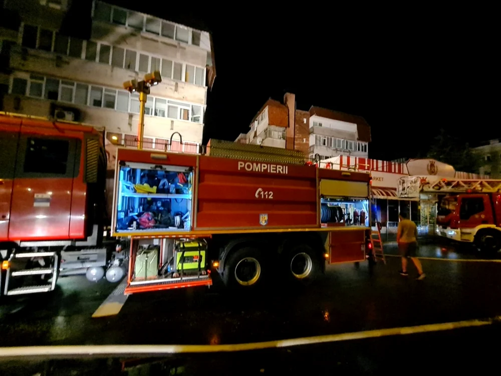 Un bloc din Câmpina a luat foc de la un fulger