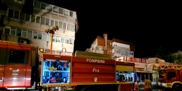 Un bloc din Câmpina a luat foc de la un fulger