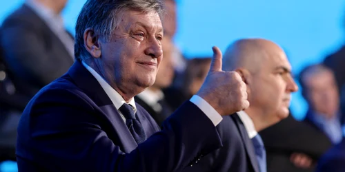 Consiliul Național al PNL pentru validarea lui Crin Antonescu în rolul de candidat al alianței PSD-PNL-UDMR-Minorități la alegerile prezidențiale din mai 2025, desfășurat la Palatul Parlamentului, în București. FOTO Inquam Photos / Octav Ganea
