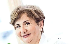 Neli Pfeiffer, specialist în cosmetica  apicolă, ne îndeamnă să folosim tratamente pe bază de produse apicole, înainte de a ne expune la soare jpeg