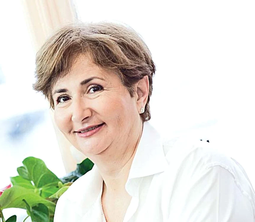Neli Pfeiffer, specialist în cosmetica  apicolă, ne îndeamnă să folosim tratamente pe bază de produse apicole, înainte de a ne expune la soare