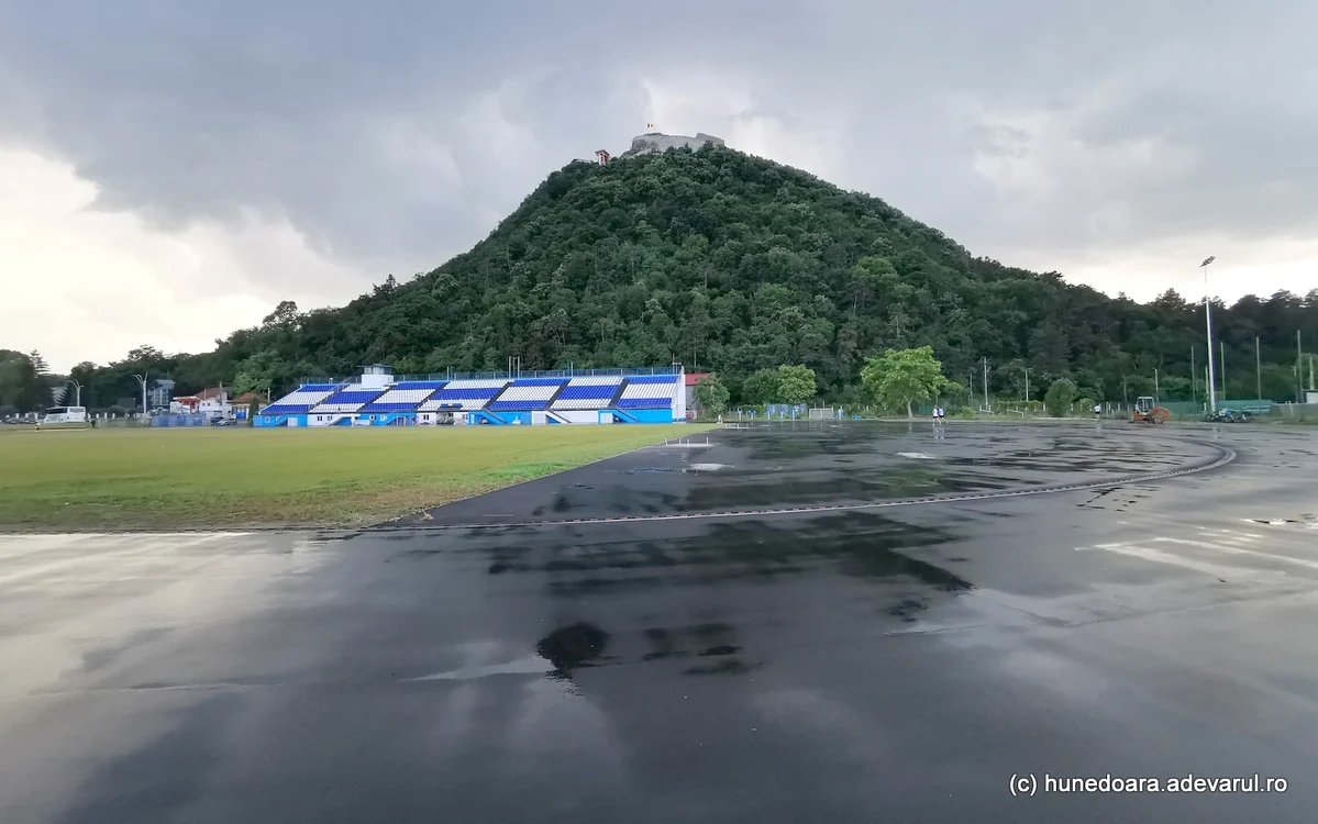 Stadionul municipal din Deva și pista de atletism. Foto: Daniel Guță
