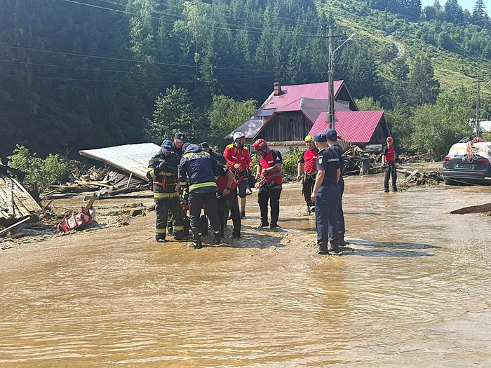 Orice mână de ajutor e mai mult decât binevenită în zonele calamitate. FOTO: IGSU