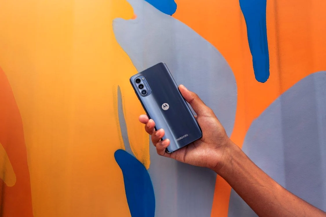 Noul moto g52.