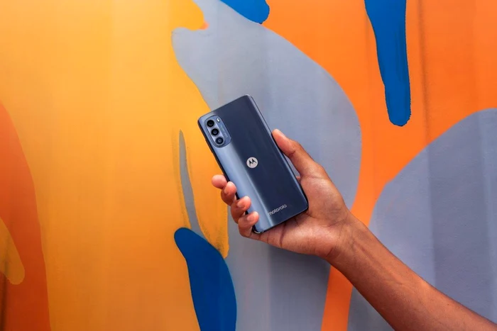 Noul moto g52.