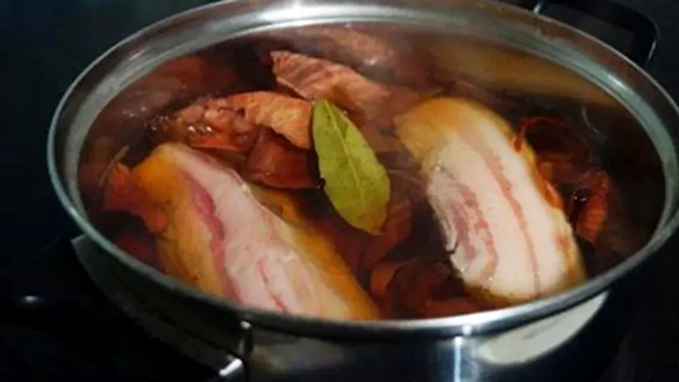 Slănină fiartă în coji de ceapă cu usturoi! Cea mai delicioasă rețetă