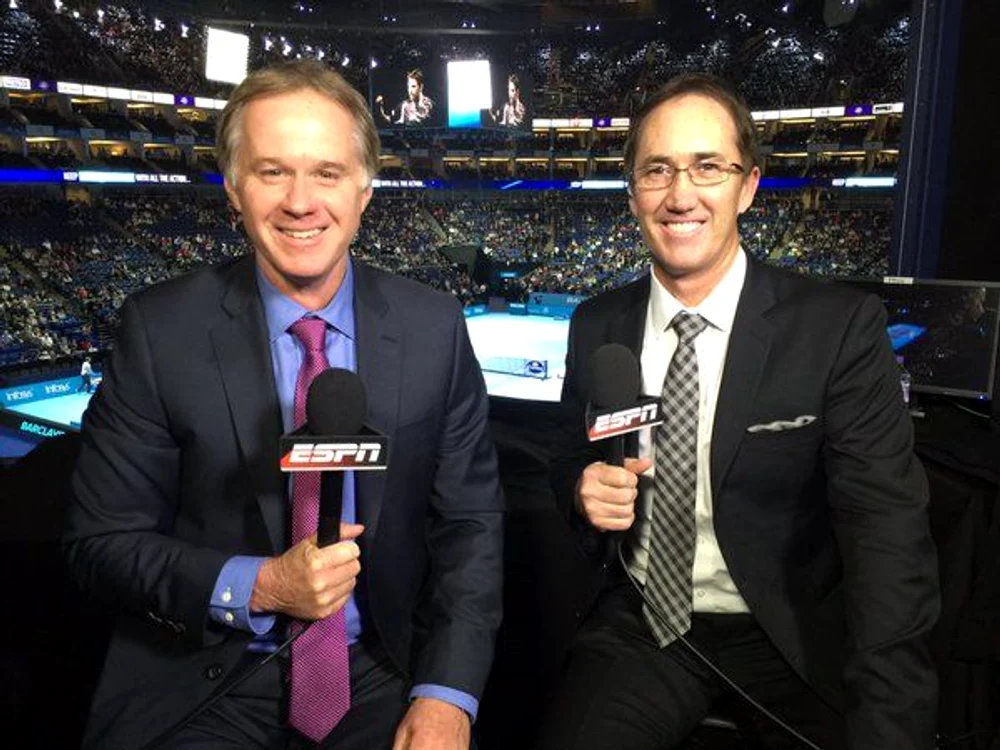 Darren Cahill în cabina de comentatori de la Londra, alături de Patrick McEnroe