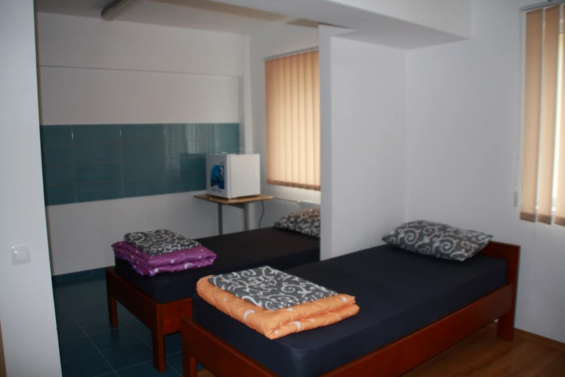 Camerele au mobilier nou şi sunt dotate inclusiv cu un mini-frigider FOTO: Gavrilă Sara Bianca