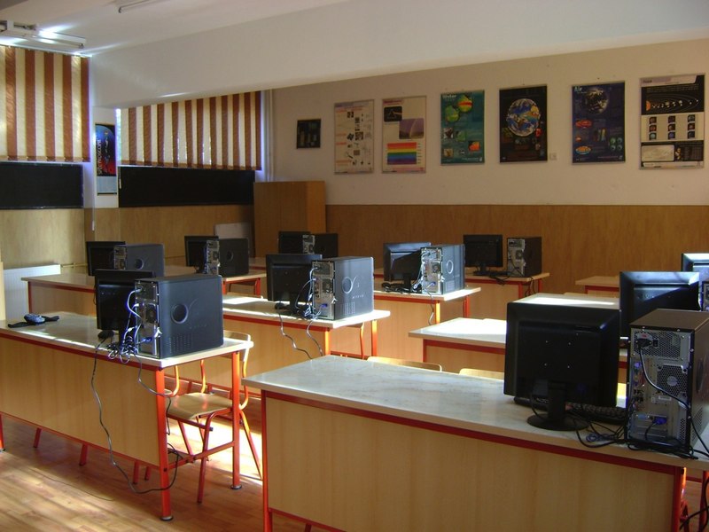 Școli din Sectoarele 2 și 5 vor fi dotate cu echipamente digitale și mobilier prin PNRR