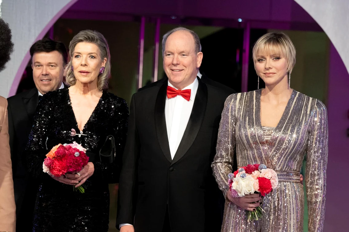 Prințesa Caroline, Prințesa Charlene de Monaco și Prințul Albert de Monaco la Balul Rozelor. FOTO: Palais Princier de Monaco