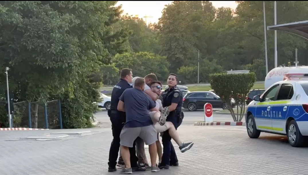 Cinci bărbați s-au luptat să ïl imobilizeze pe suspect Sursa foto A.I. 