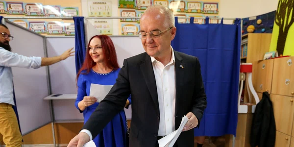 Emil Boc a votat în Cluj-Napoca. FOTO Inquam Photos / Simion Sebastian Tătaru