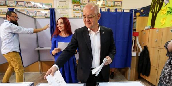 Emil Boc a votat în Cluj-Napoca. FOTO Inquam Photos / Simion Sebastian Tătaru