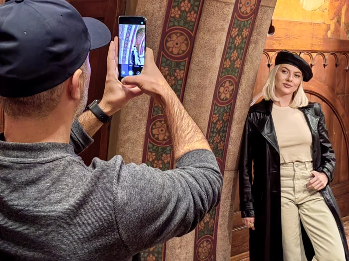 Huawei Nova 9 fotograful Alex Galmeanu într-un shooting cu Lidia Buble