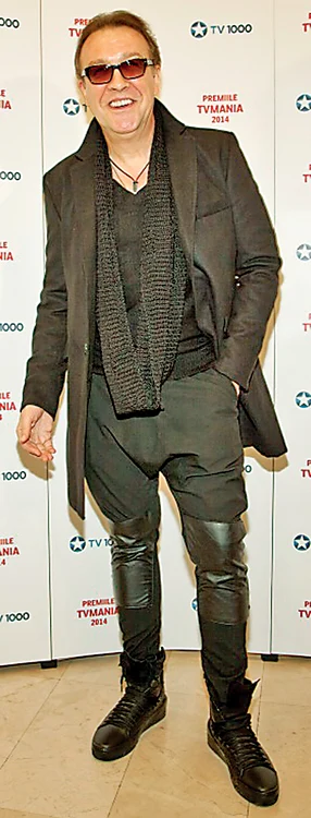 
    Gabriel Cotabiță are un  look tineresc, de când  a renunțat la costume  