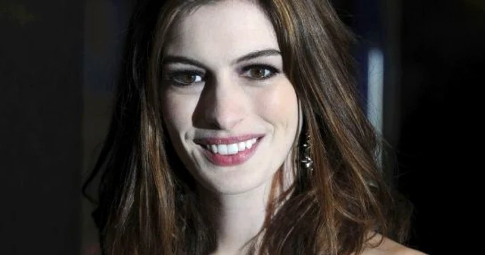 Anne Hathaway sau Regina Albă din ”Alice în Țara Minunilor”