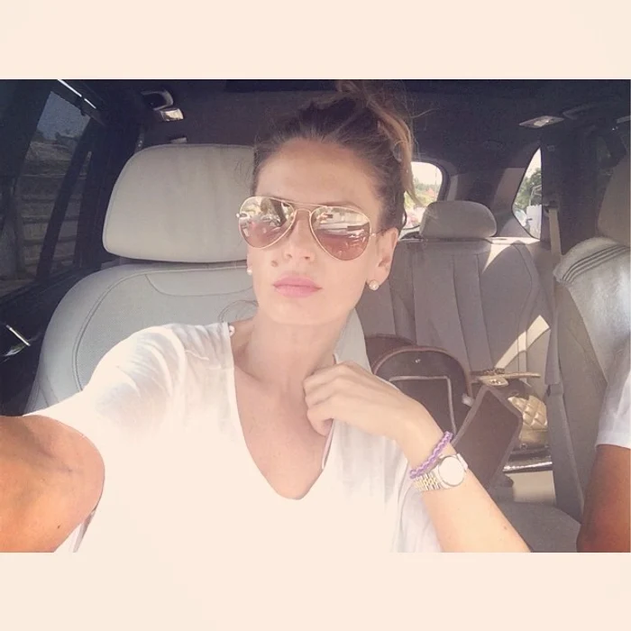 
    Andreea Bănică a fost nevoită să renunţe joi la ochelarii de soareFoto Instagram  