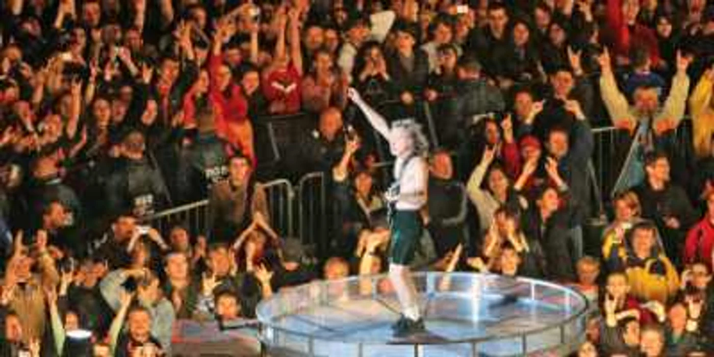 Angus Young, chitaristul trupei AC/DC, în concert la Bucureşti  