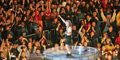 Angus Young, chitaristul trupei AC/DC, în concert la Bucureşti  