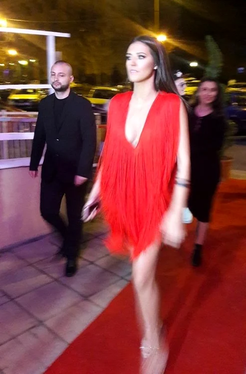 Fotoreporterii s-au chinuit să prindă cadre bune cu Antonia, care n-a vrut să se oprească măcar o secundă în faţa lor