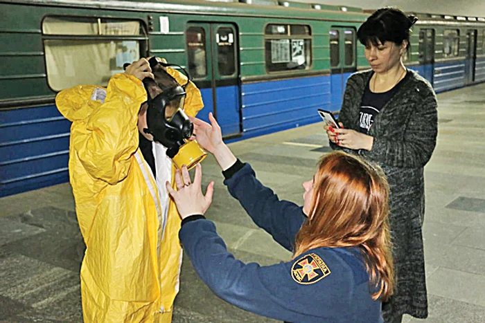 Copiii sunt instruiţi ce să facă în caz de atac nuclear