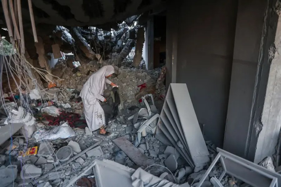 Atacurile israeliene devastatoare din Gaza au ucis cel puțin 300 de persoane. Au fost emise ordine de evacuare a localnicilor