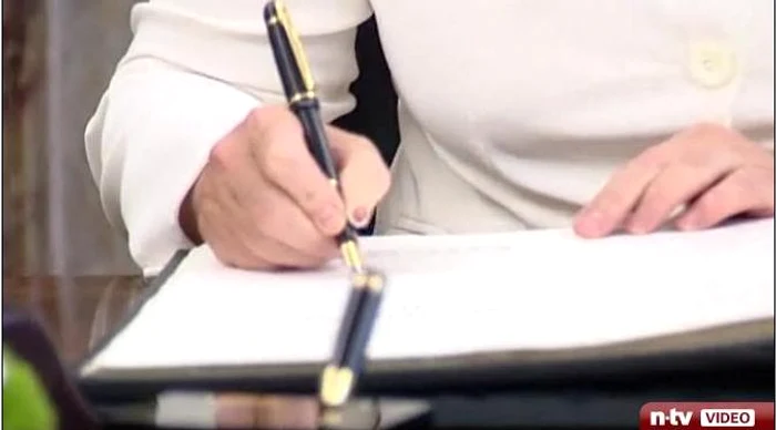 Angela Merkel, lovită la deget, captura Ntv
