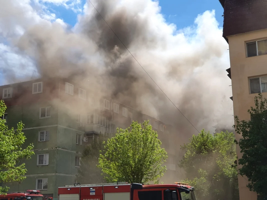 Mansarda unui bloc din Ostroveni - Râmnicu Vâlcea în flăcări Foto ISU Vâlcea