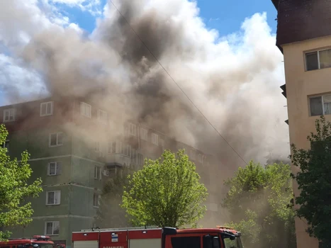 Mansarda unui bloc din Ostroveni - Râmnicu Vâlcea în flăcări Foto ISU Vâlcea